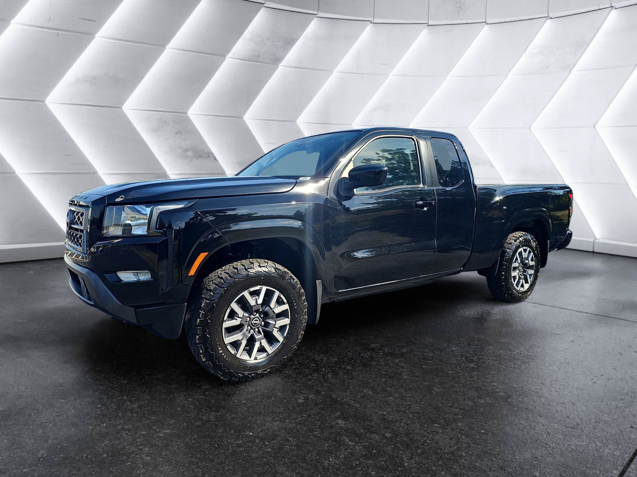 Used 2023 Nissan Frontier SV w/ Tow Package AWD/4WD image 3