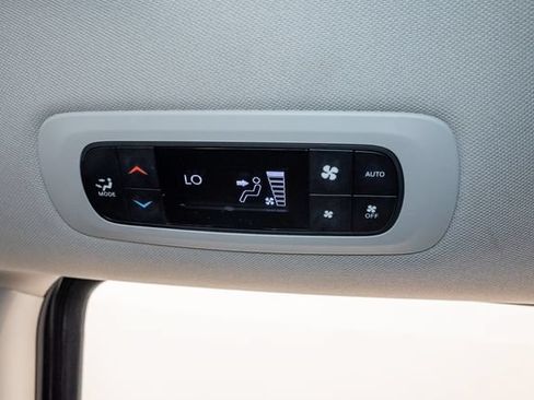 Used 2024 Chrysler Pacifica Limited FWD image 31