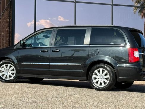Used 2016 Chrysler Town & Country Touring FWD image 6