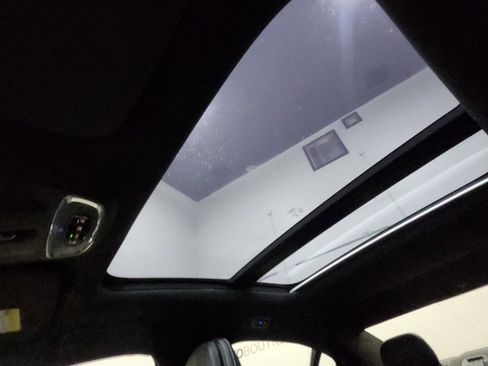 Used 2020 Volvo S60 T6 R-Design image 2