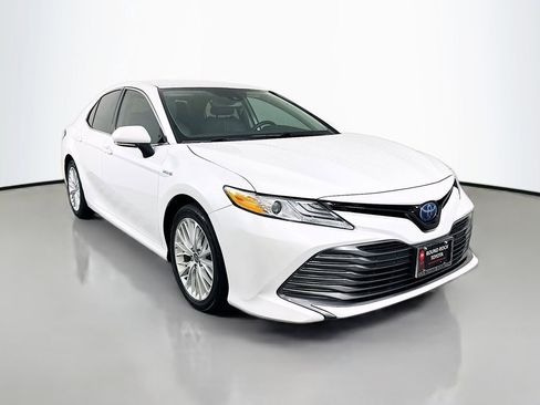 Used 2020 Toyota Camry XLE image 3