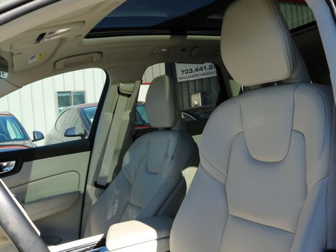 Used 2023 Volvo XC60 B5 Core w/ Protection Package Premier image 11