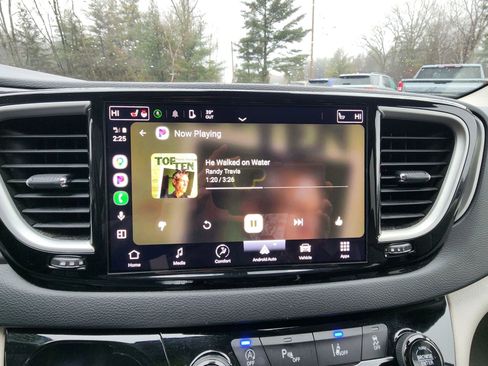 Used 2023 Chrysler Pacifica Touring-L image 36