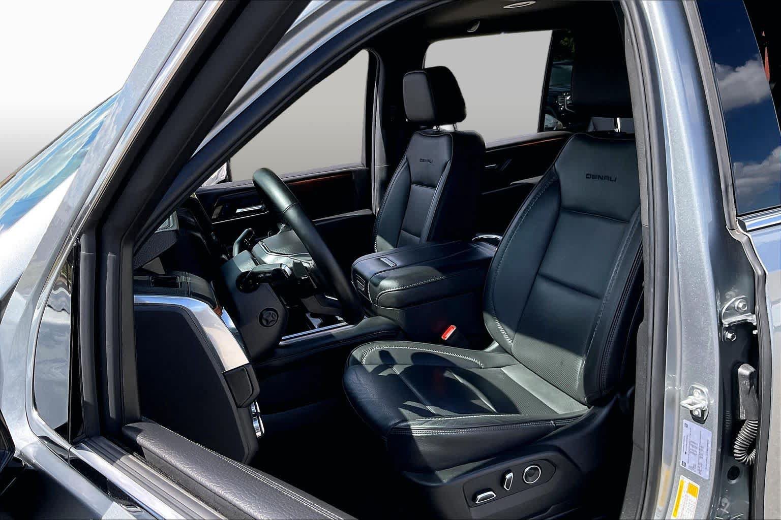 Used 2025 GMC Yukon Denali RWD image 8