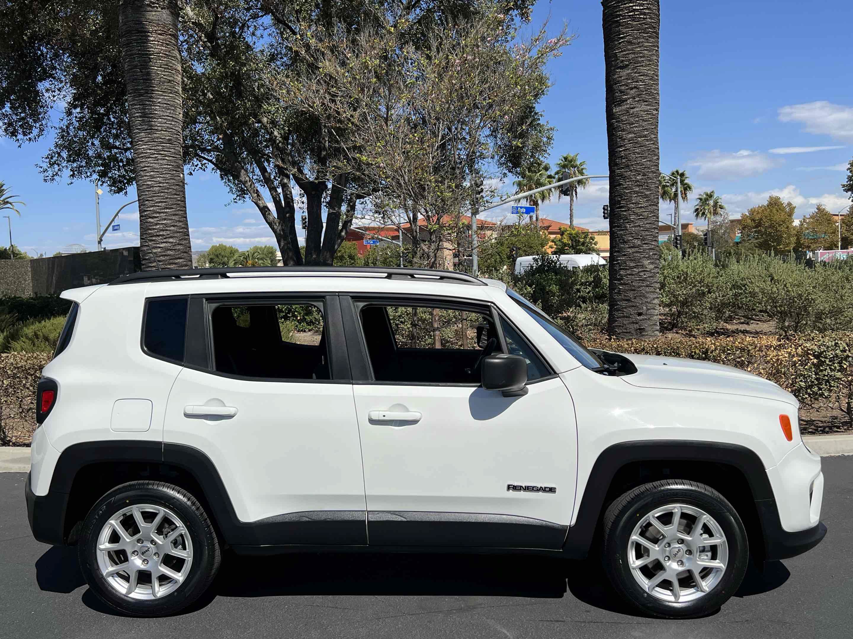 Used 2022 Jeep Renegade Latitude AWD/4WD image 14