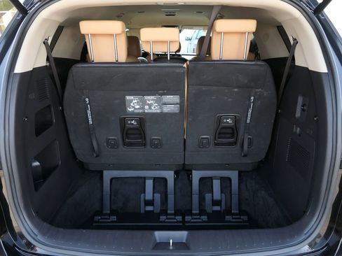 Used 2024 Kia Carnival EX FWD image 25