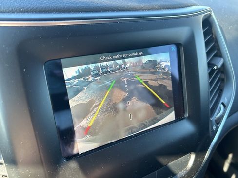 Certified 2019 Jeep Cherokee Latitude Plus w/ Cold Weather Group image 18