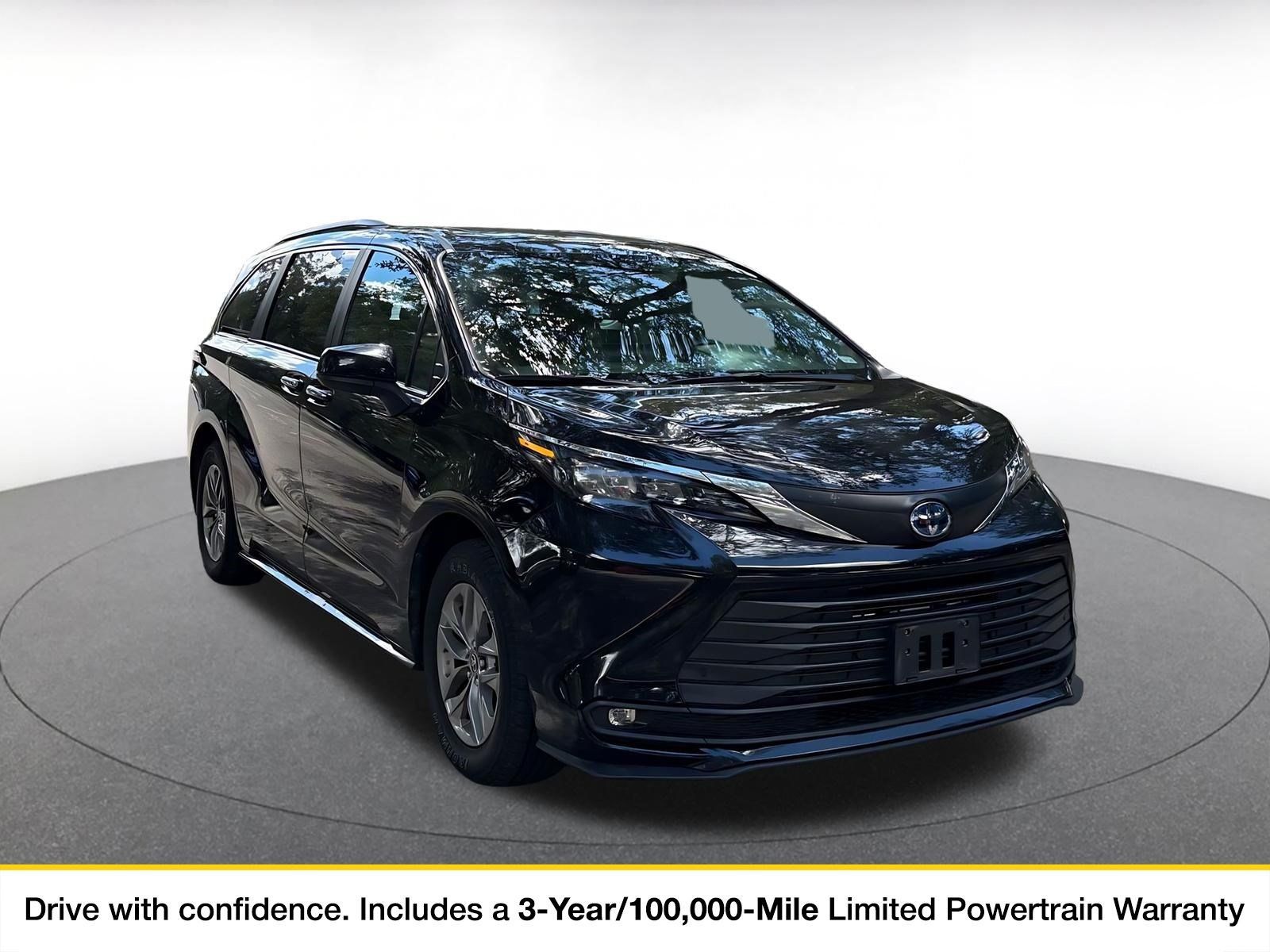 Used 2025 Toyota Sienna XLE FWD image 1