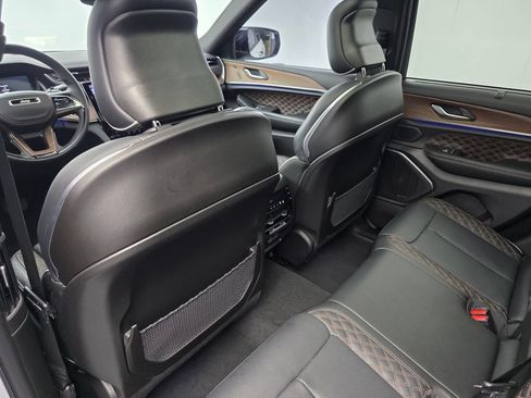 Used 2025 Jeep Grand Cherokee Summit w/ Obsidian Package AWD/4WD image 14