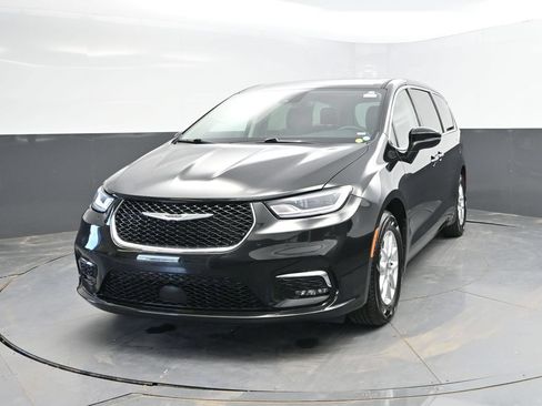 Used 2023 Chrysler Pacifica Touring-L FWD image 5