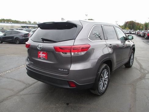 Used 2019 Toyota Highlander XLE image 3