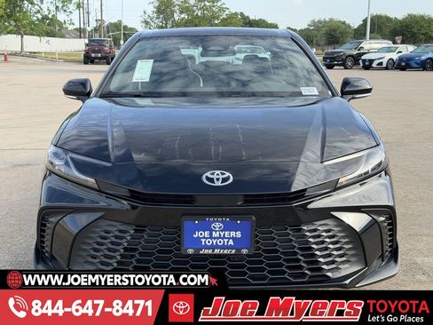 Used 2025 Toyota Camry SE image 3