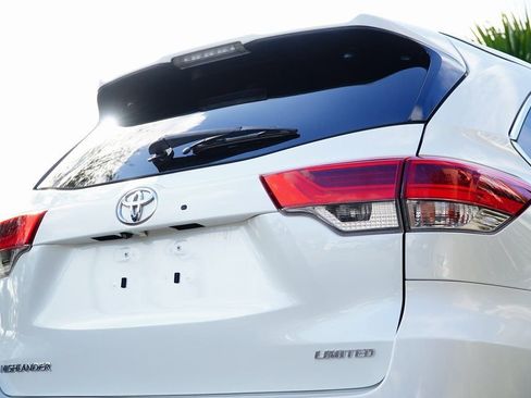 Used 2017 Toyota Highlander Limited image 9