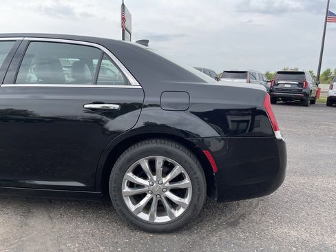 Used 2017 Chrysler 300 C image 8
