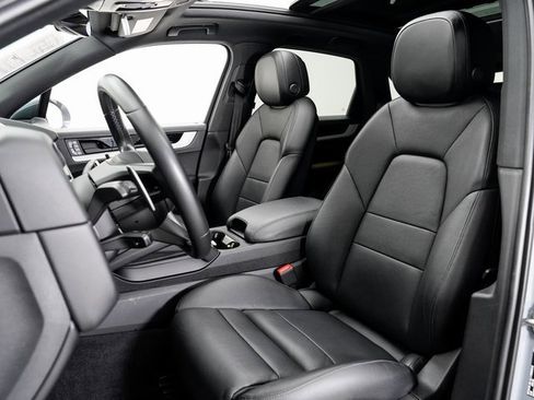 Used 2024 Porsche Cayenne image 5