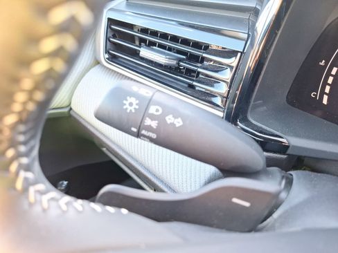 Used 2025 Toyota Camry SE w/ Convenience Package image 23