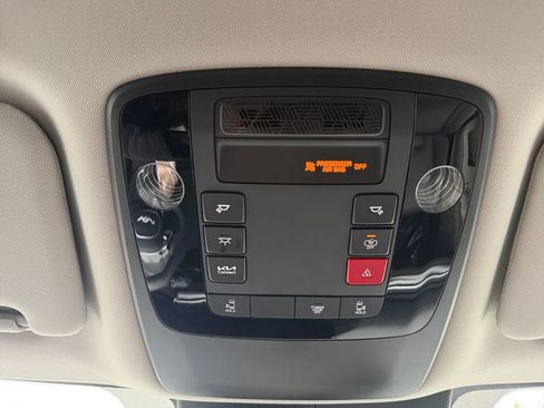 Used 2025 Kia Carnival image 19