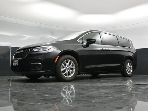 Used 2023 Chrysler Pacifica Touring-L FWD image 58