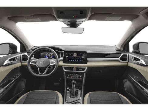Used 2025 Volkswagen Taos SE w/ Panoramic Sunroof Package FWD image 7