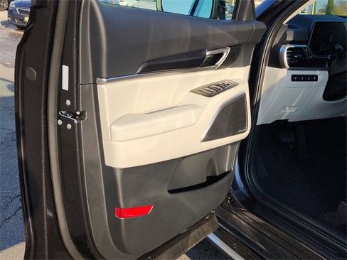 New 2025 Kia Telluride S image 9