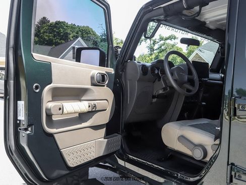 Used 2010 Jeep Wrangler Unlimited Rubicon w/ Dual Top Group AWD/4WD image 41