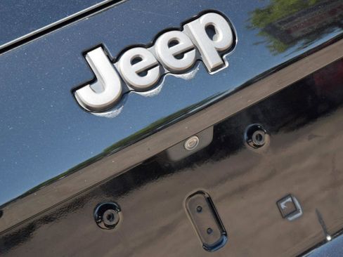 Used 2019 Jeep Cherokee Trailhawk w/ Comfort/Convenience Group AWD/4WD image 13