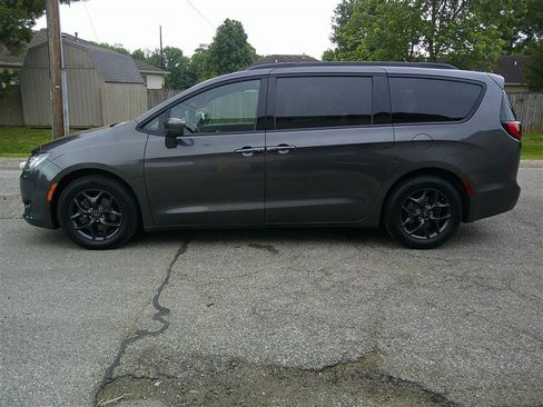 Used 2018 Chrysler Pacifica Touring-L Plus w/ S Appearance Package FWD image 2