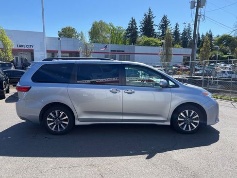 Used 2018 Toyota Sienna XLE w/ XLE Navigation Package AWD/4WD image 3