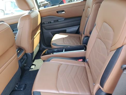 Certified 2025 Nissan Pathfinder Platinum AWD/4WD image 12
