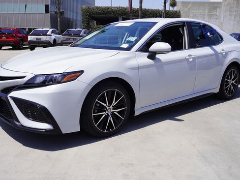 Certified 2022 Toyota Camry SE w/ Convenience Package FWD image 4