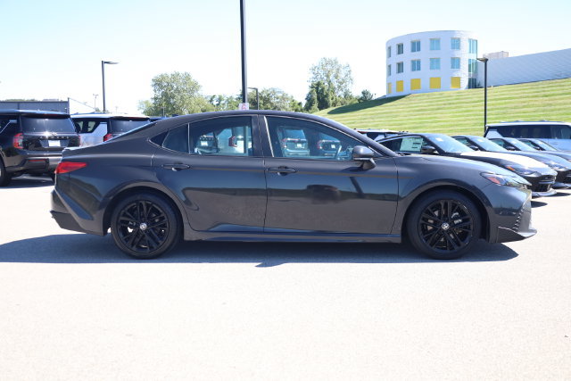 Used 2025 Toyota Camry SE FWD image 4