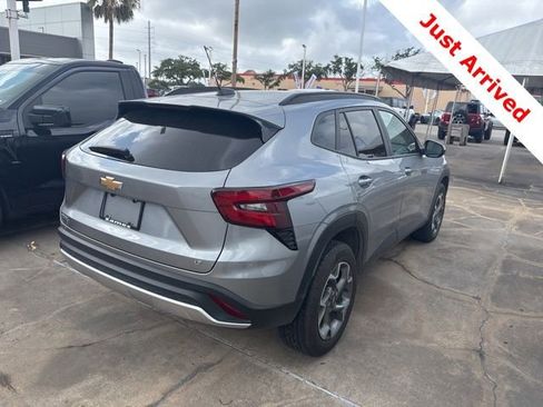 Used 2025 Chevrolet Trax LT FWD image 9