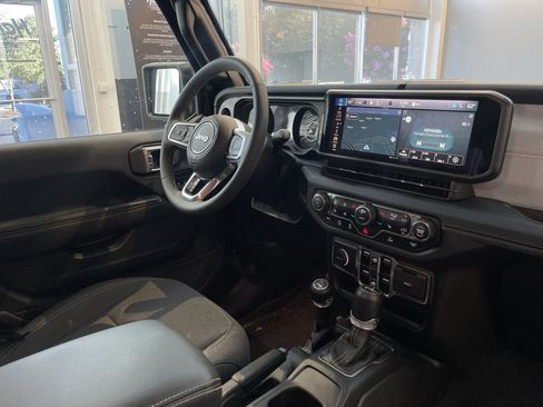 Used 2024 Jeep Wrangler Unlimited Sahara w/ Technology Group AWD/4WD image 32