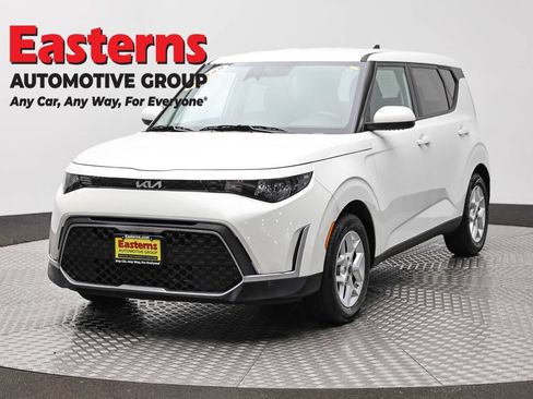 Used 2024 Kia Soul LX w/ Option Group 015 FWD image 1