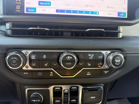 Used 2025 Jeep Wrangler Unlimited Sahara AWD/4WD image 26