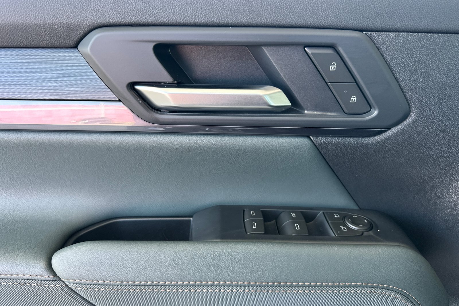 New 2026 GMC Terrain AT4 w/ Technology Package II AWD/4WD image 9