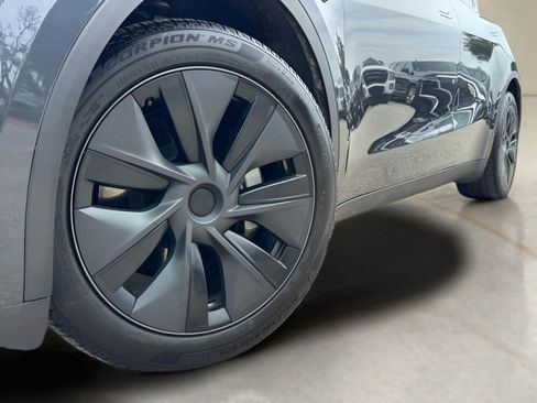 Used 2024 Tesla Model Y Long Range RWD image 2