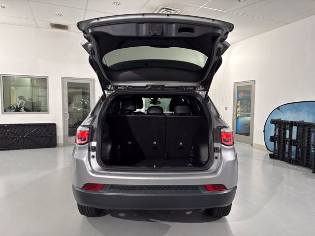 Used 2024 Jeep Compass Latitude AWD/4WD image 9