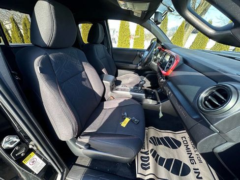 Used 2016 Toyota Tacoma TRD Sport image 12