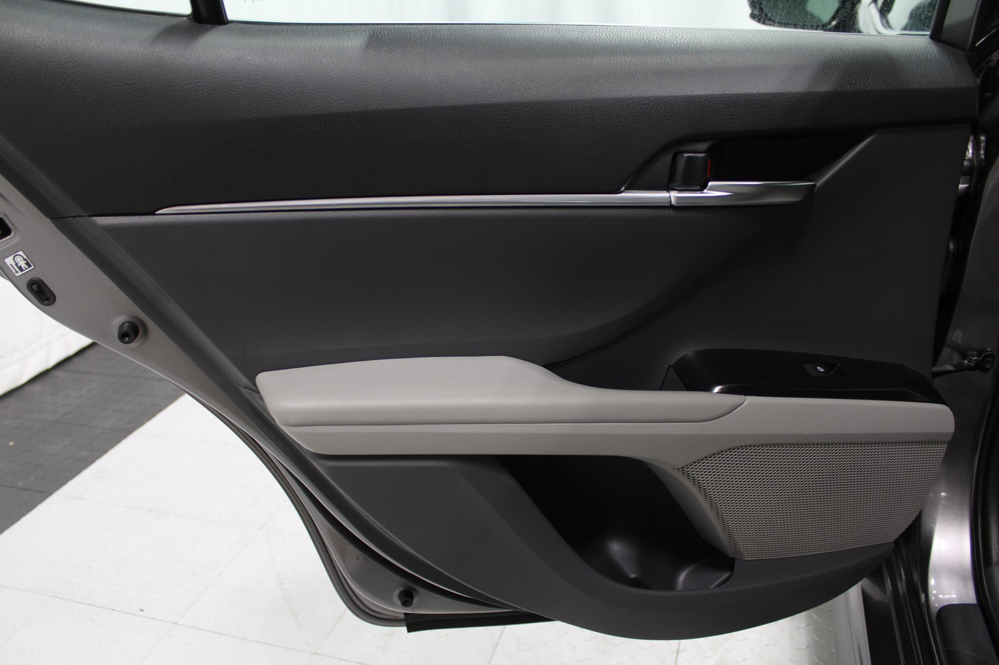 Used 2018 Toyota Camry SE FWD image 15