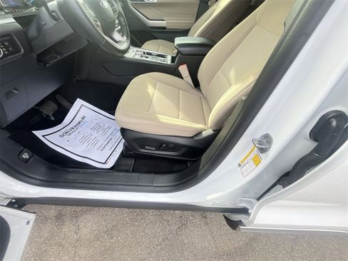 Used 2023 Ford Explorer XLT image 12