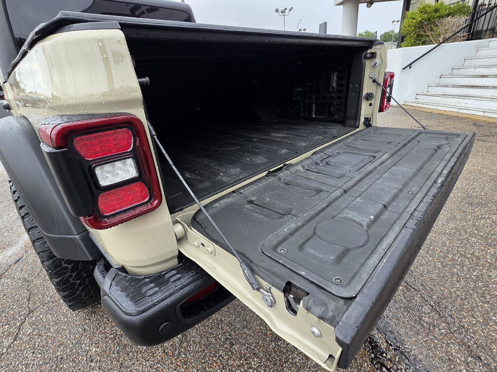 Used 2020 Jeep Gladiator Overland w/ Popular Equipment Package AWD/4WD image 32
