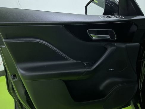 Used 2018 Jaguar F-PACE S image 3