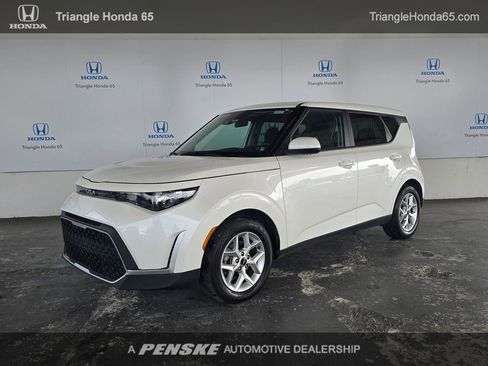 Used 2025 Kia Soul LX FWD image 1