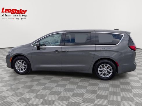 Used 2023 Chrysler Pacifica Touring-L FWD image 2