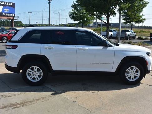 Used 2023 Jeep Grand Cherokee Laredo w/ Luxury Tech Group I RWD image 4