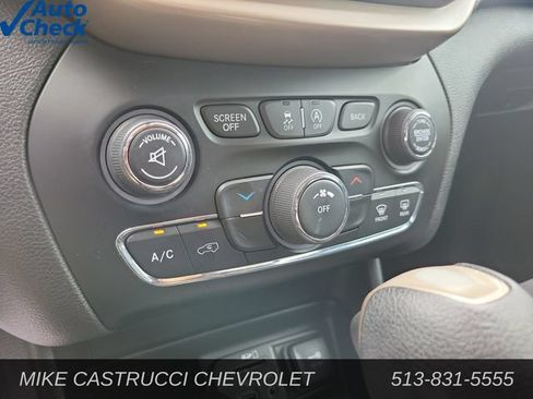 Used 2017 Jeep Cherokee Latitude w/ Cold Weather Group AWD/4WD image 17