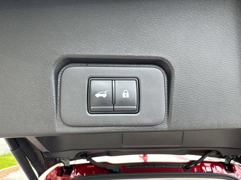 Used 2025 Nissan Rogue SV FWD image 19