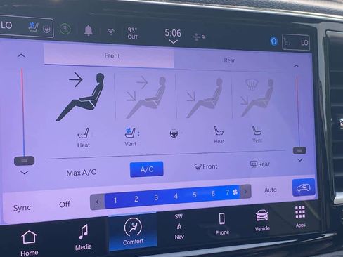 Used 2023 Chrysler Pacifica Limited w/ Uconnect Theater Family Group image 19