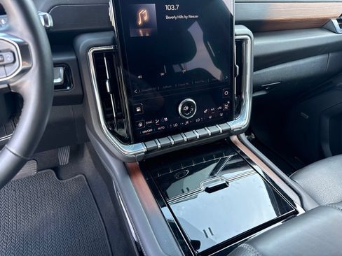 Used 2025 GMC Yukon Denali AWD/4WD image 24